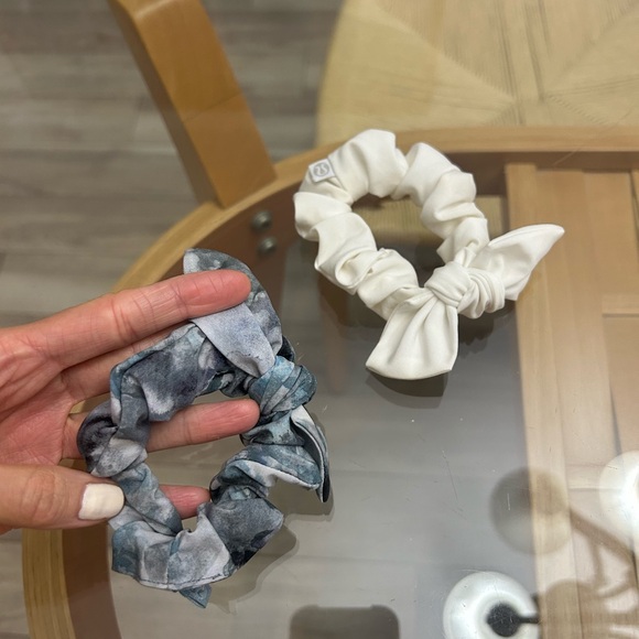 Lululemon Bow Scrunchie Set - Picture 4 of 5